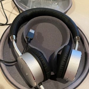 Bohm B-66 wireless with active noise cancellation.